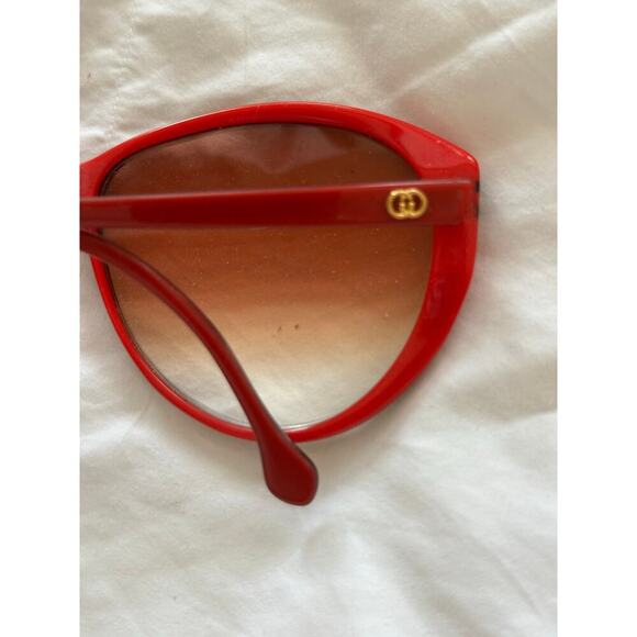 Gucci Women's Red Plastic Oversized Tinted Sunglasses - Picture 5 of 12